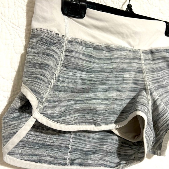 LULULEMON Short White and Grey Patterned, Size 8 -#308 - Picture 6 of 12